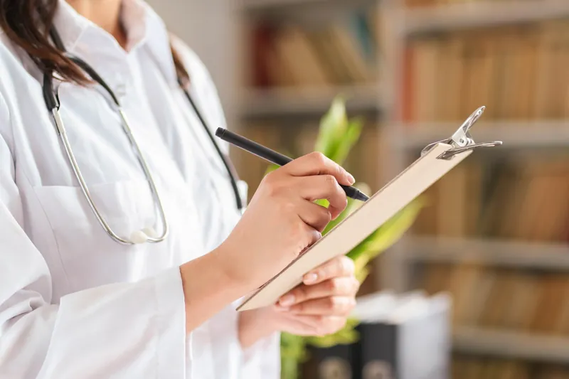 Medico che compila una cartella clinica